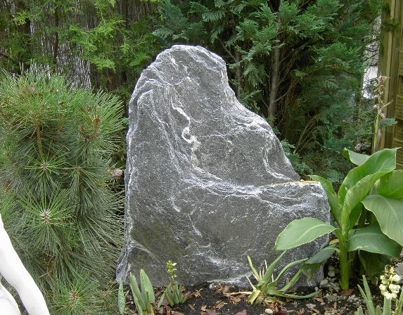Grabgestaltung mit Felsen